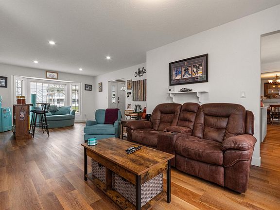 2nd image of 45944 Thomas Rd