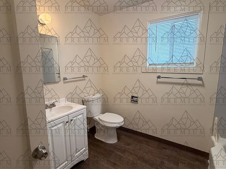 315 W 6th St — Photo 3