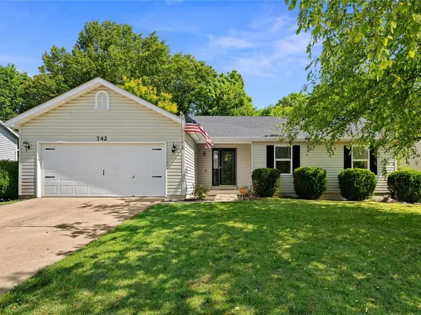 742 Woodland Ridge Dr, Saint Peters, MO 63376