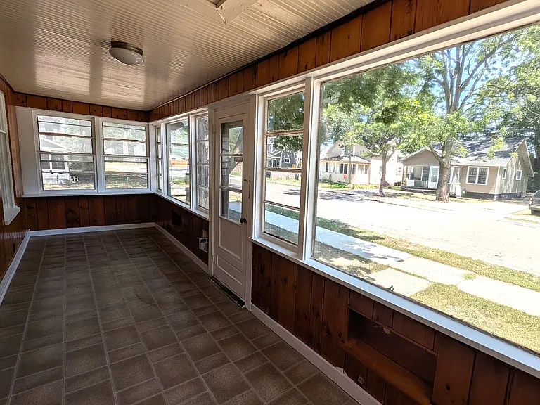 3017 Sanford St — Photo 2
