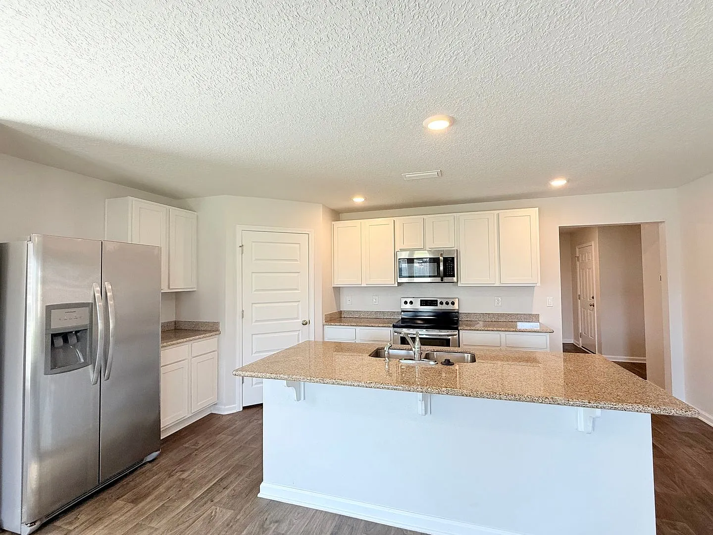 3 Bed/2 Bath - Modern Upgrades — Photo 4