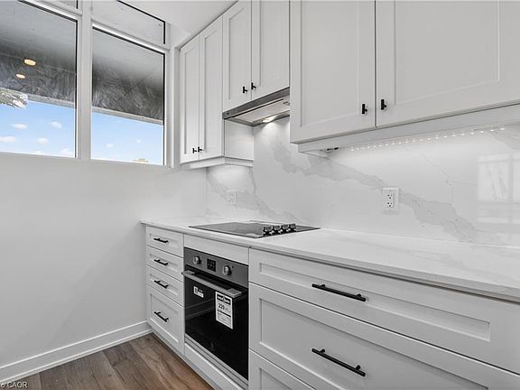 3rd image of 461 Green Rd #707