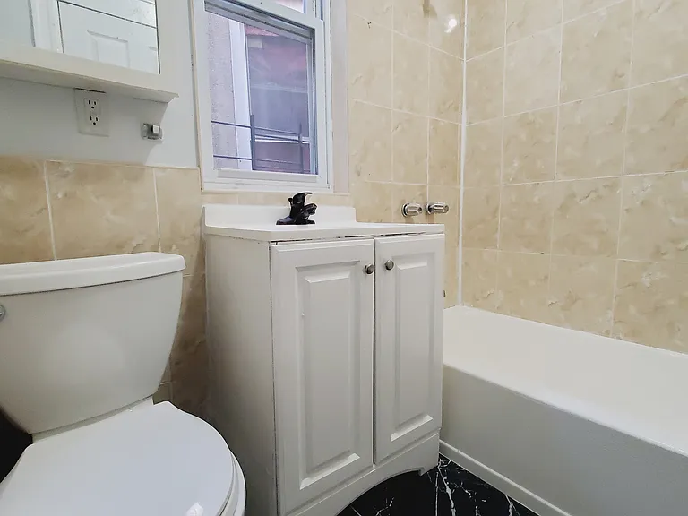 128 Bergen Ave #2E — Photo 7