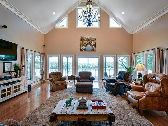 4th image of 319 Lakeshore Dr