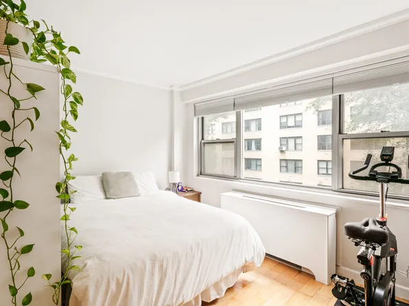 330 East 49th Street image 3 of 5