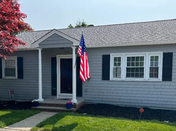 1738 County St, Somerset, MA 02726