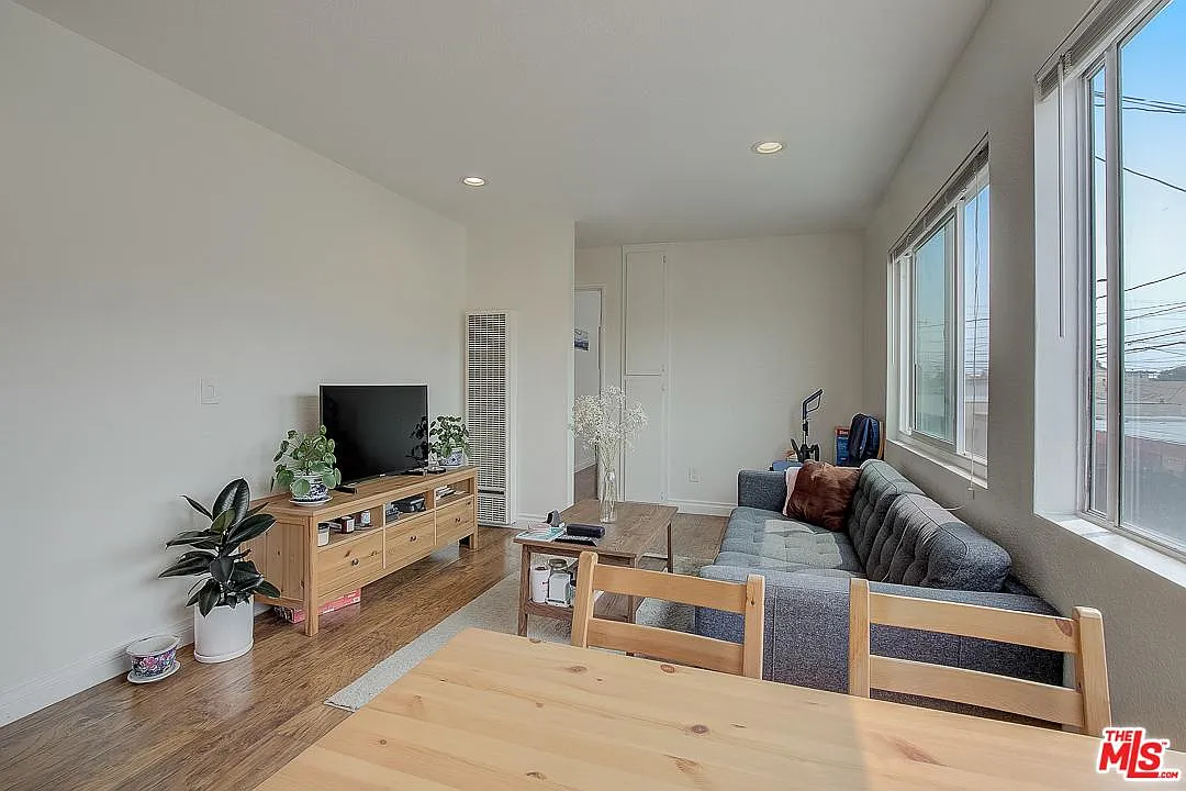 2 bed, 900 sqft, $2,000 — Photo 2