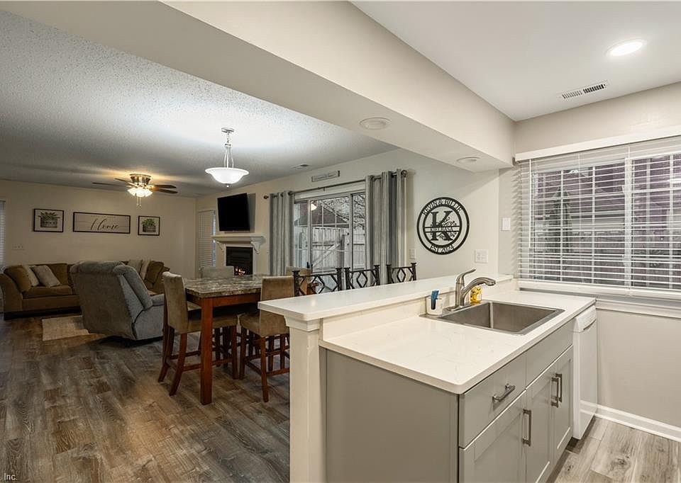 1st image of 606 Oleander Cir