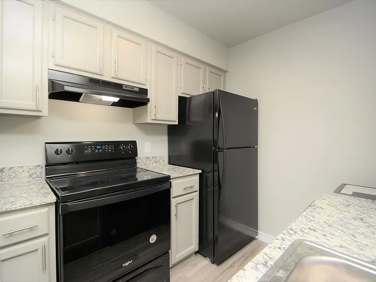 ROOKWOOD GOLF APARTMENTS — Photo 3