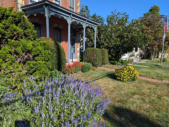 A charming garden welcomes you home