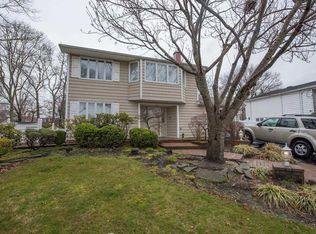 23 Ballad Cir, Holbrook, NY 11741