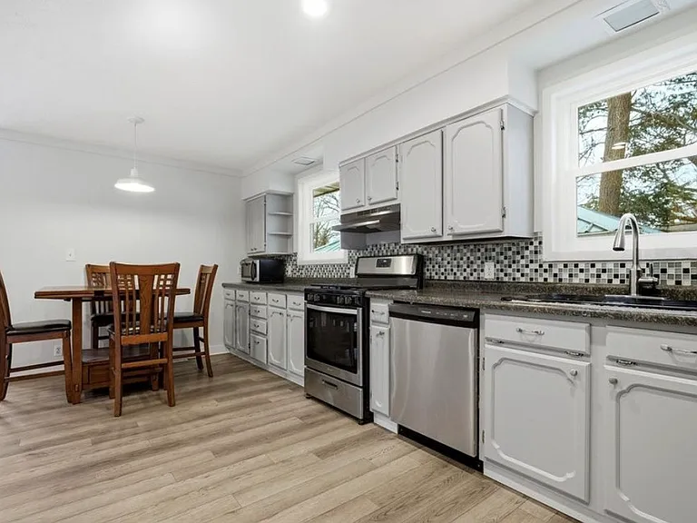 811 W College Ave — Photo 3