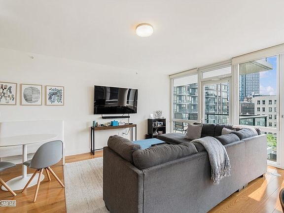 3rd image of 33 Bond St APT 637