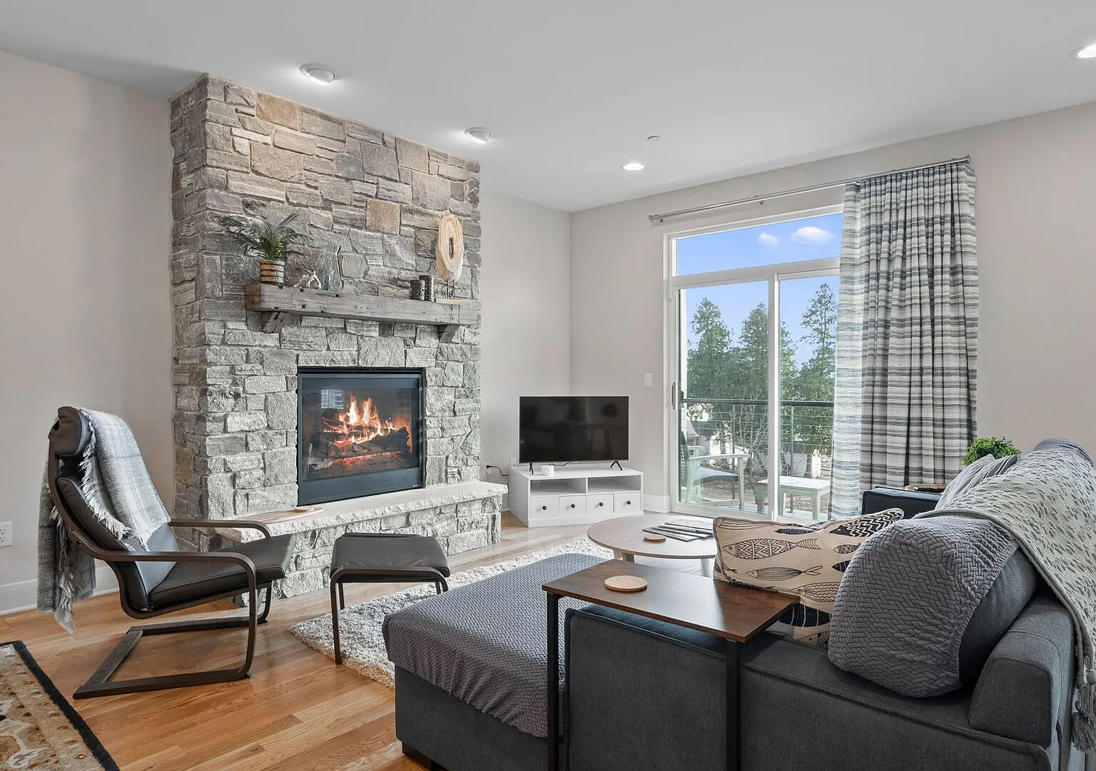Fontana Townhome with Lake Views Available for Monthly & Mid-Term Rentals — Photo 2