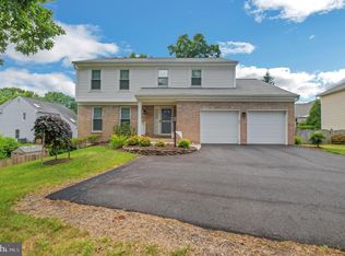 1438 Fishers Mill Ct, Herndon, VA 20170