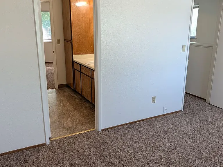 2333 Ferry St — Photo 3