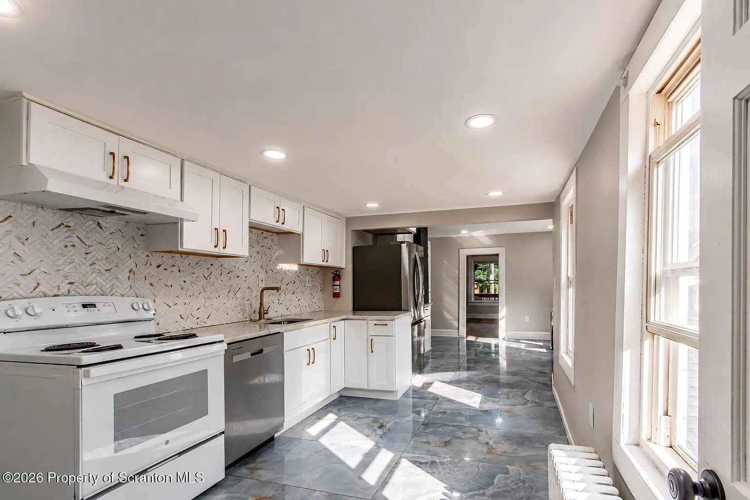 4 bed, 1.5 bath, 1250 sqft, $1,995 — Photo 4