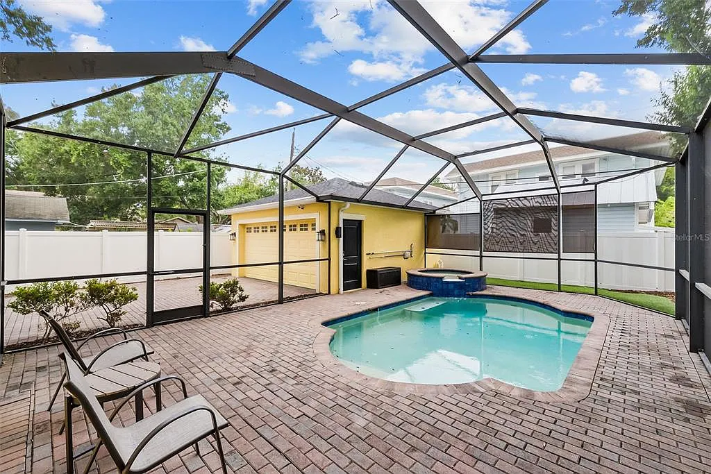 5 bed, 3.0 bath, 2472 sqft, $8,000 — Photo 4
