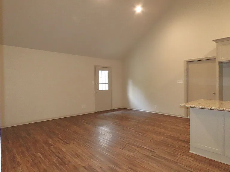 704 Kelli — Photo 10