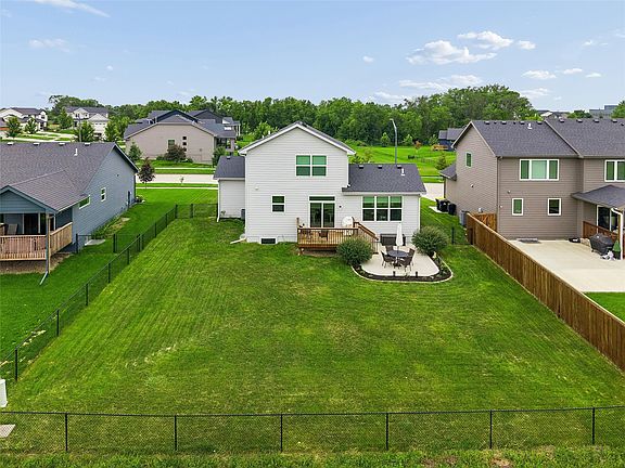 5th image of 415 SE Esker Ridge Dr