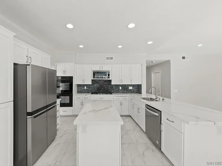 1068 Pacific Hill St — Photo 18