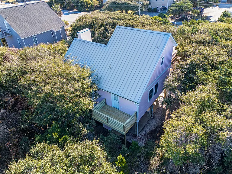 1210 Emerald Dr — Photo 3
