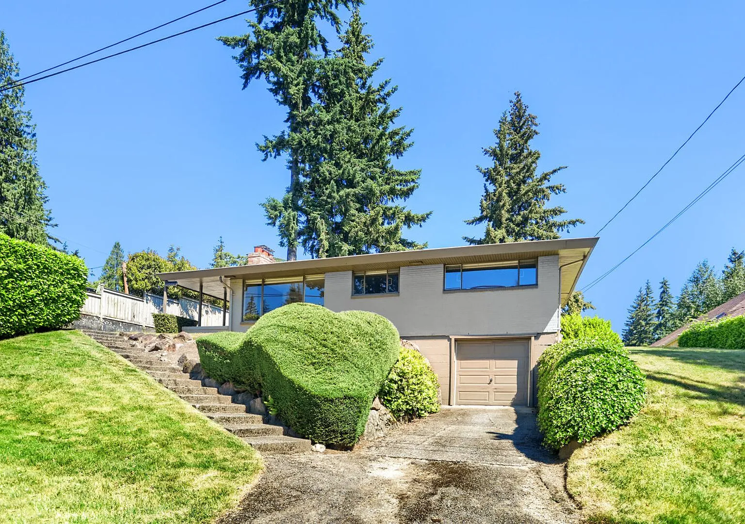 3Bd/1.75Ba Bellevue Home — Photo 1