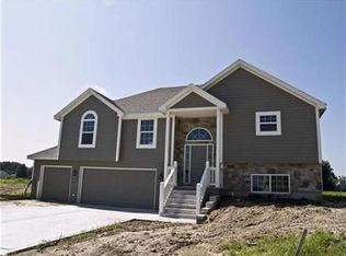 15245 Sycamore St, Basehor, KS 66007