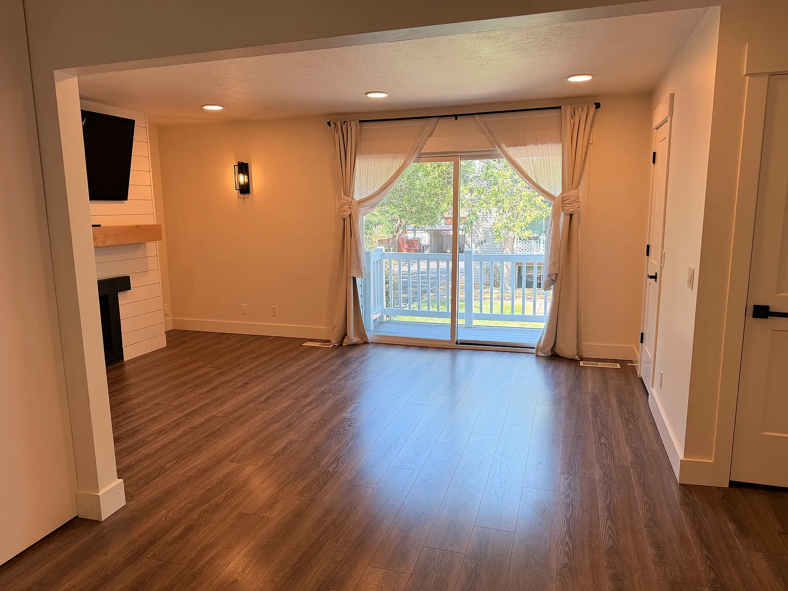 3 bed, 1042 sqft, $2,395 — Photo 2
