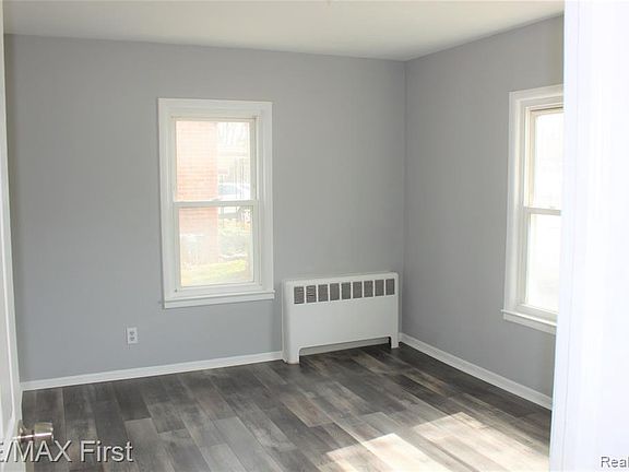 5th image of 21805 Maple St