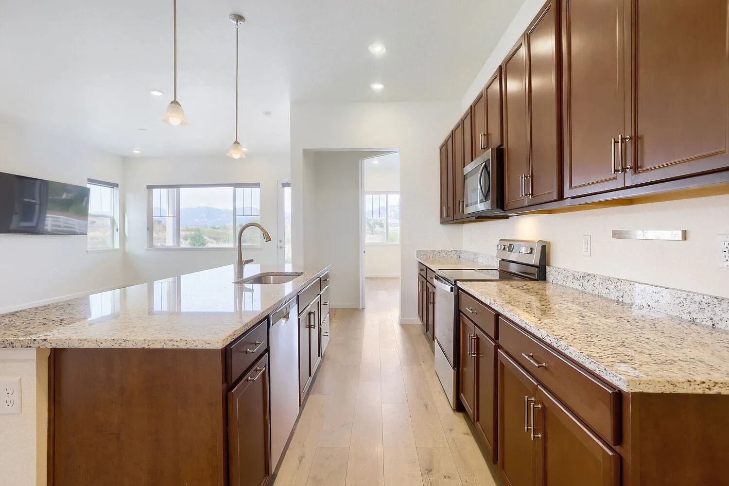 3 bed, 1900 sqft, $3,500 — Photo 3