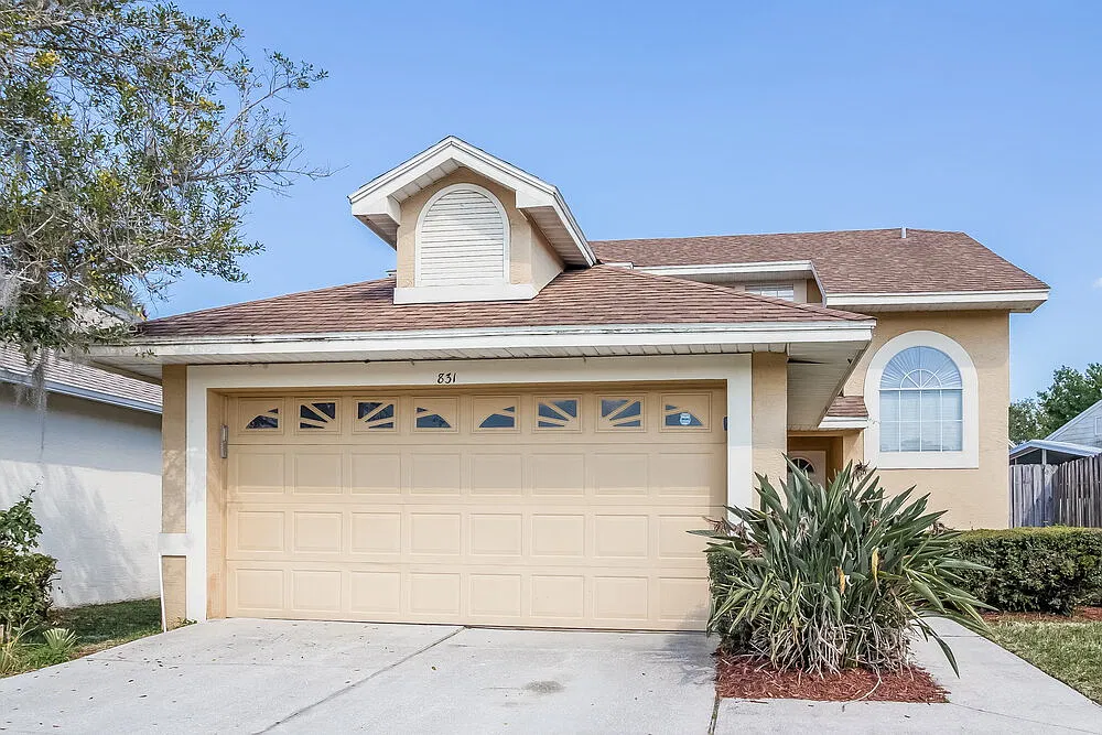 4 bed, 2.5 bath, 1726 sqft, $2,565 — Photo 1