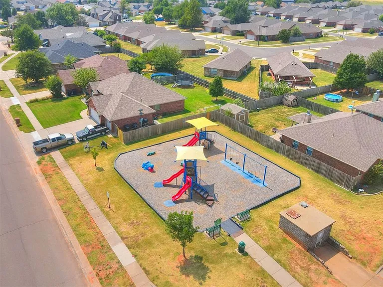 1209 Stoneridge Dr — Photo 26