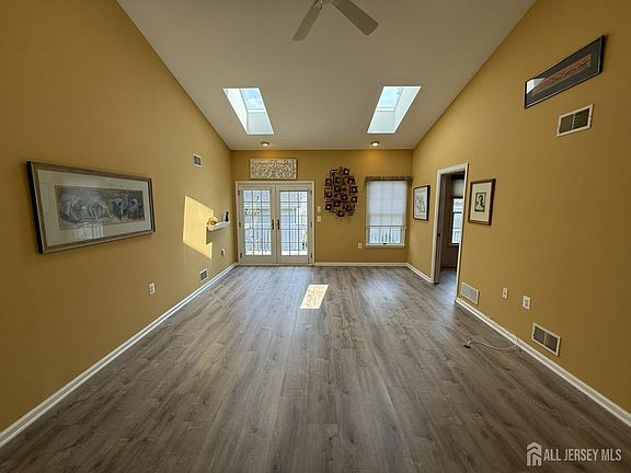 3rd image of 21 Westminster Dr
