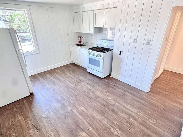 535 W Tilghman St — Photo 23