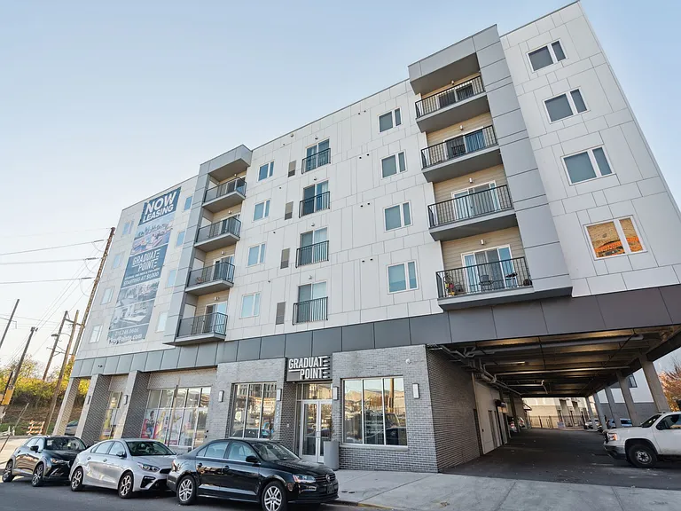 Graduate Pointe — Photo 95