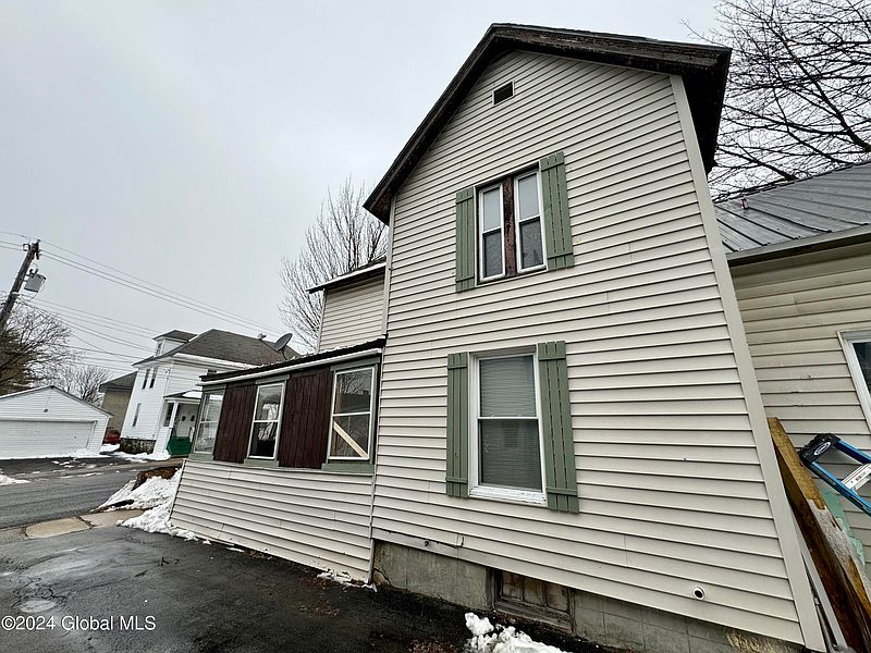 3rd image of 90 Yale Street