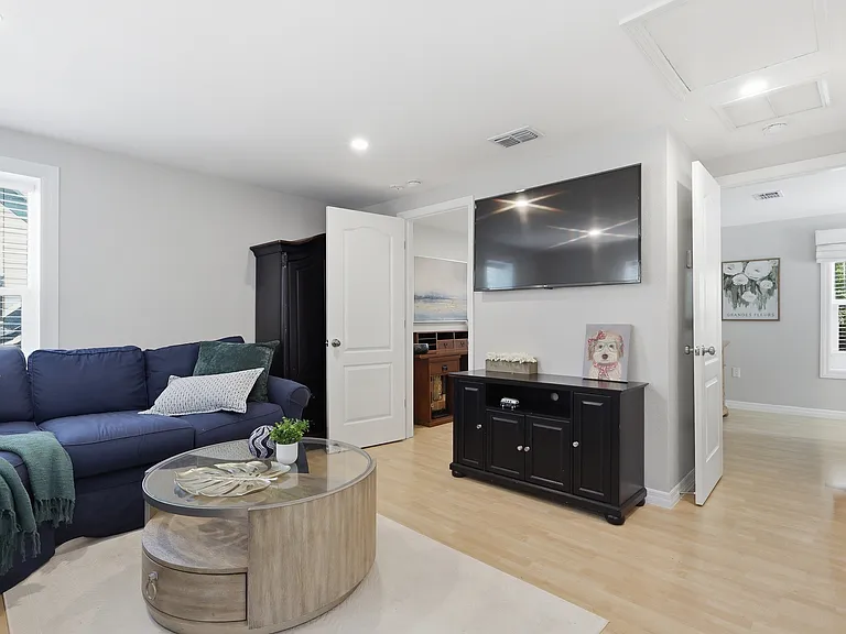 1611 Hyde Park St — Photo 23