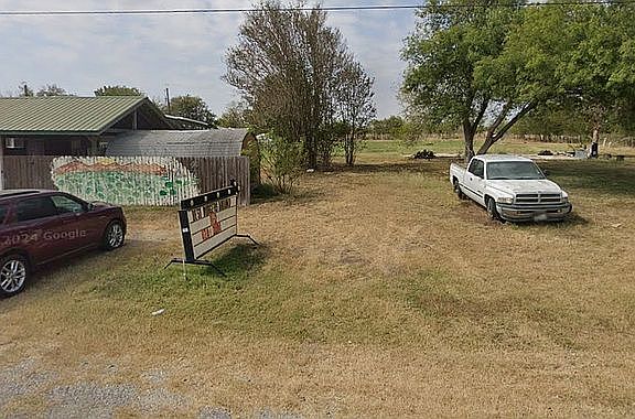 Leesville Cafe on other side