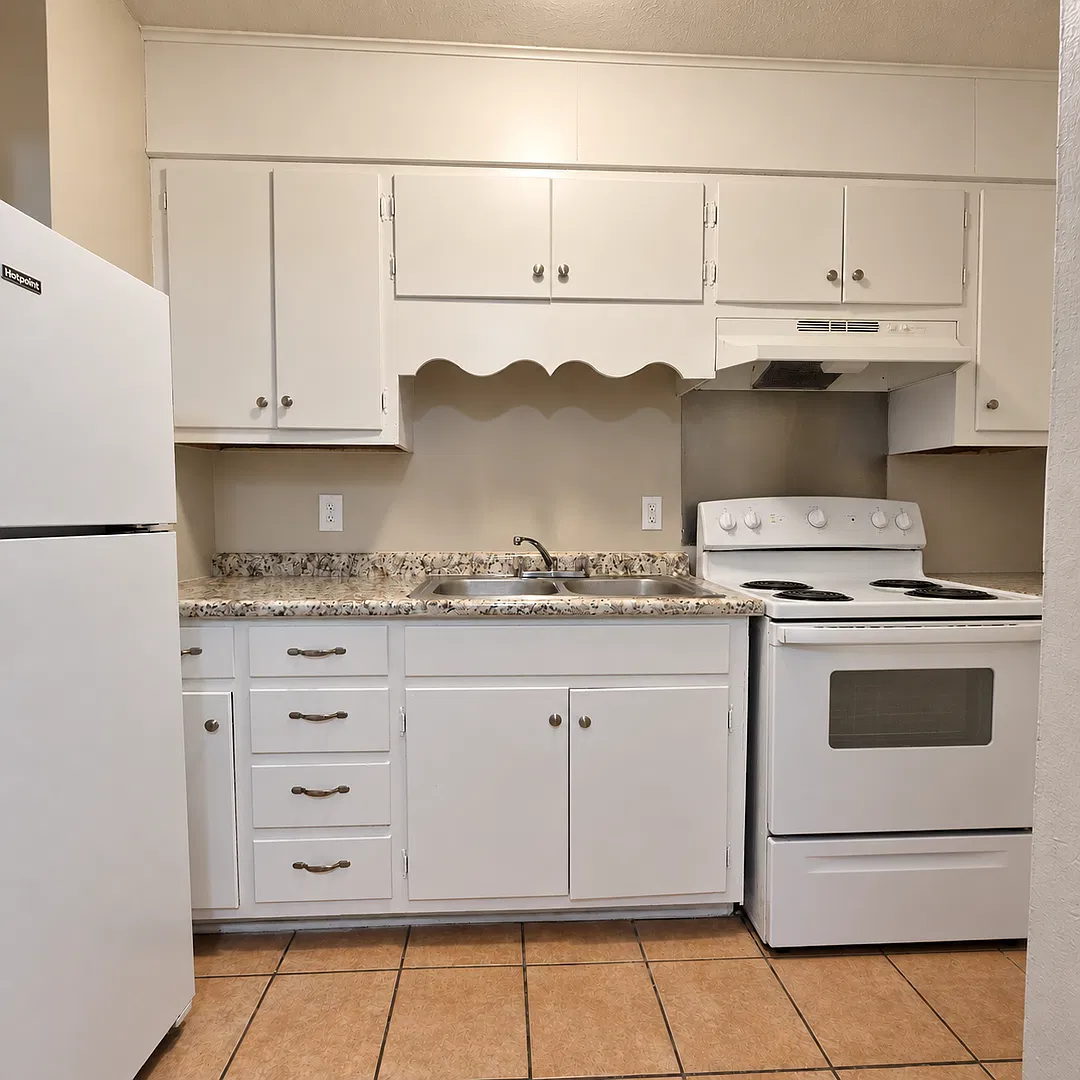 One Month Free Move In Special! 1Bd/1Ba Apartment- Under New Management — Photo 4