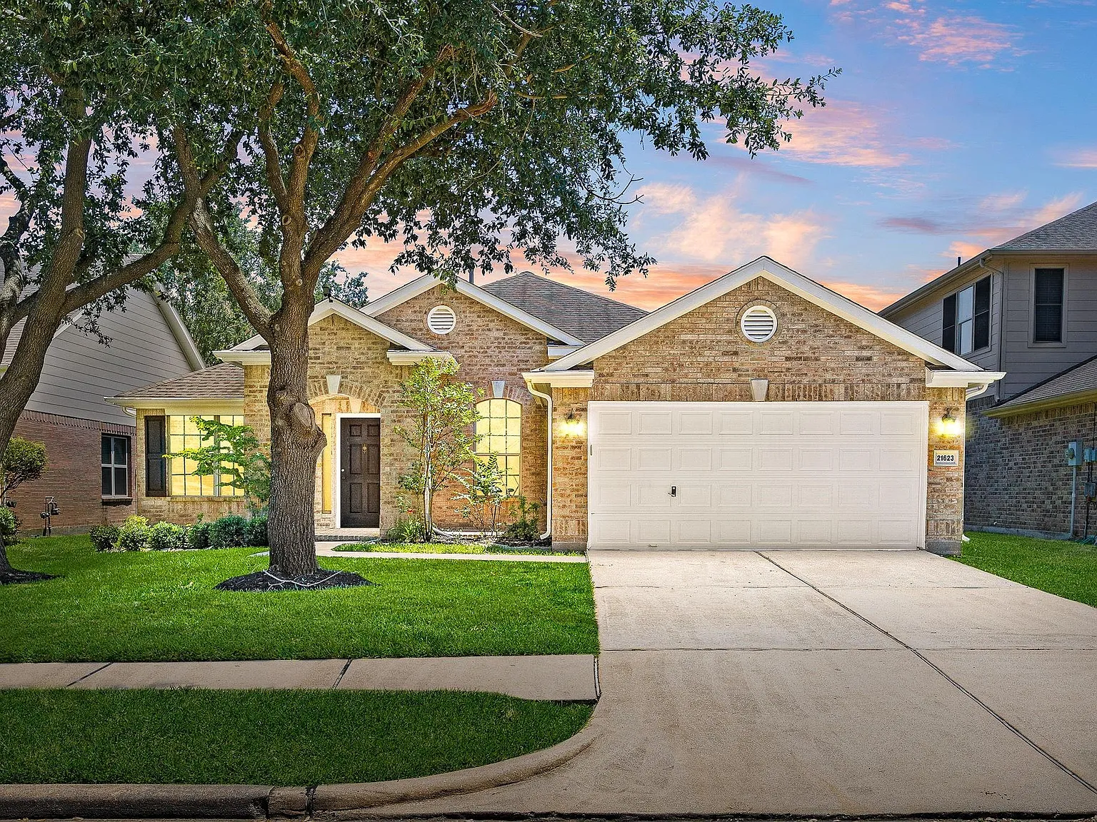 3 bed, 2.0 bath, 2110 sqft, $2,075 — Photo 1