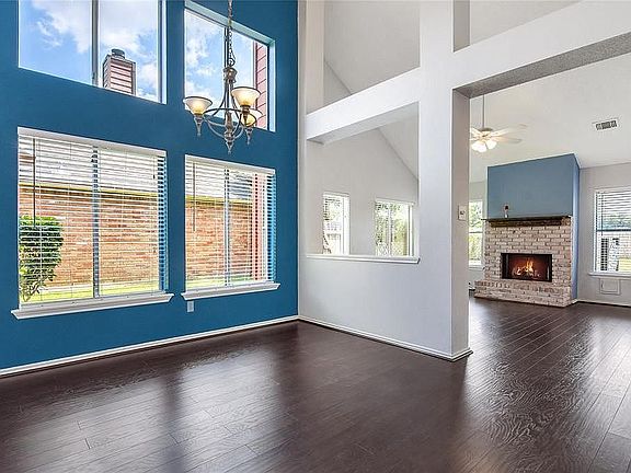 3rd image of 11827 Meadowchase Dr