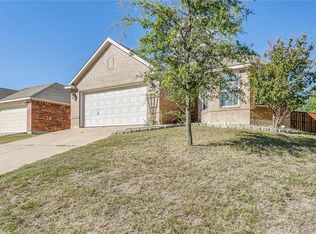 912 Hidden Oaks Dr, Burleson, TX 76028