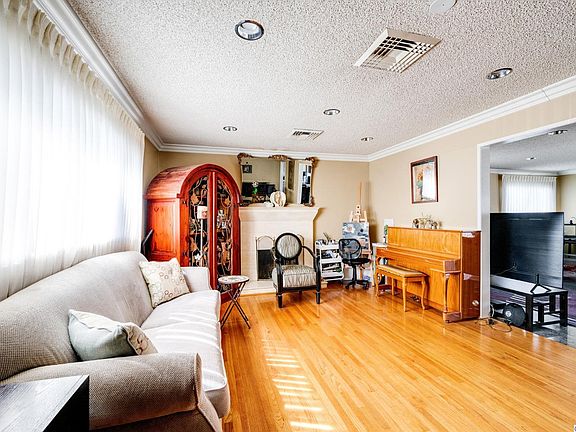 5th image of 8209 Alcove Ave