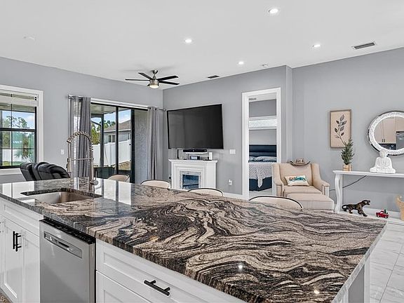 5th image of 2661 43rd AVE NE