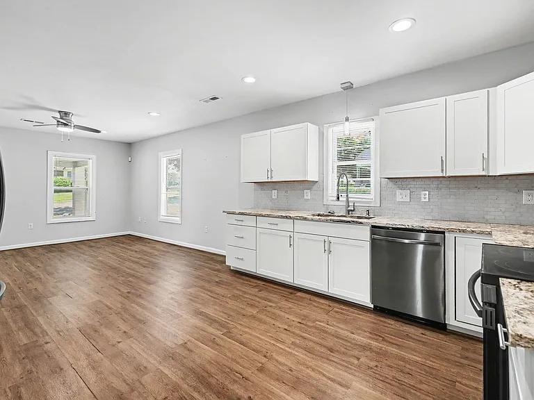 2541 Booker Ave — Photo 9