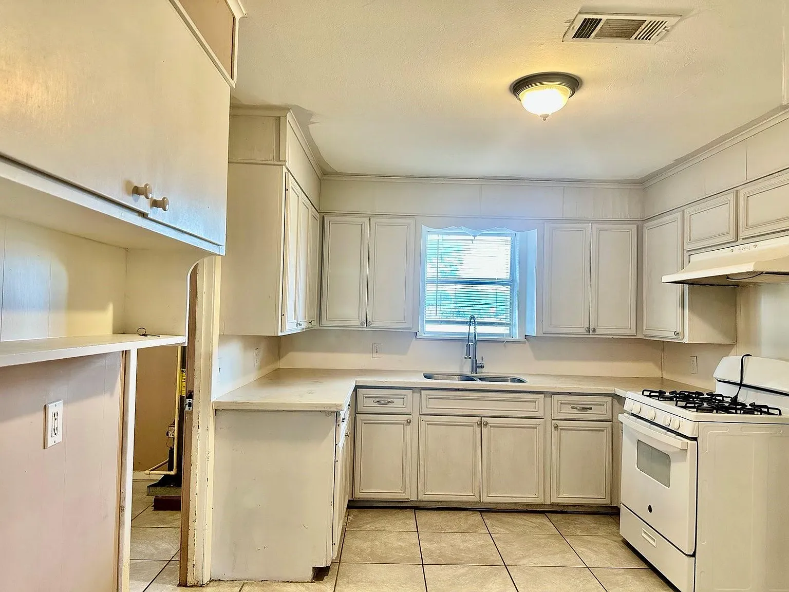 2 bed, 1.0 bath, 1308 sqft, $1,345 — Photo 4