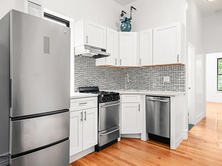 551 Hudson St #19 — Photo 4