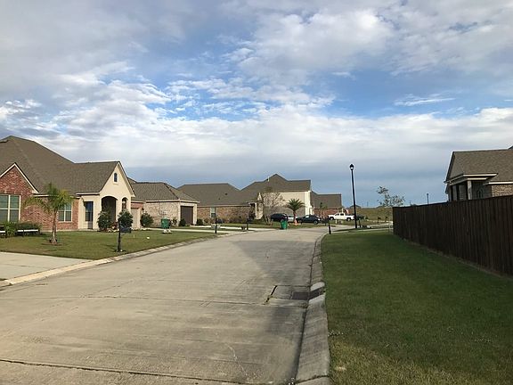 4th image of 812 Lakeshore Village Dr