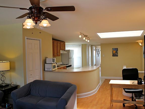 3rd image of 1720 Catharine St APT 3